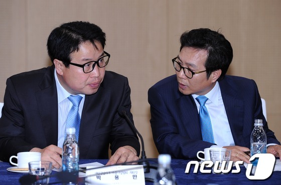 (서울=뉴스1) 박철중 기자 = 21일 오전 서울시청에서 열린 개성공단 입주기업 피해대책 간담회에서 참석한 개성공단 기업인들이 대화를 나누고 있다. 2013.5.21/뉴스1