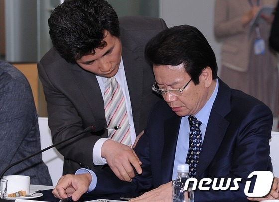 (서울=뉴스1) 박철중 기자 = 21일 오전 서울시청에서 열린 개성공단 입주기업 피해대책 간담회에서 참석한 개성공단 기업인들이 대화를 나누고 있다. 2013.5.21/뉴스1