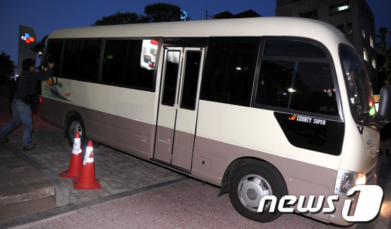 (서울=뉴스1) 안은나 기자 = 검찰 관계자들이 21일 서울 중구 남대문로에 위치한 CJ 본사에서 CJ그룹의 세금 탈루 의혹과 관련해 압수수색을 마친 후 압수물품들을 차량에 옮겨 …
