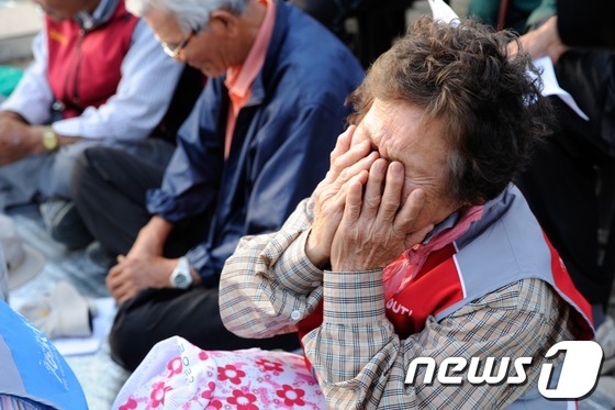 (밀양=뉴스1) 전혜원 기자 = 21일 오후 밀양 부북면 평밭마을에 송전탑 공사 문제로 민주당 원내대표단이 방문한 가운데 마을 주민이 눈물을 흘리고 있다. 2013.5.21/뉴스1 …