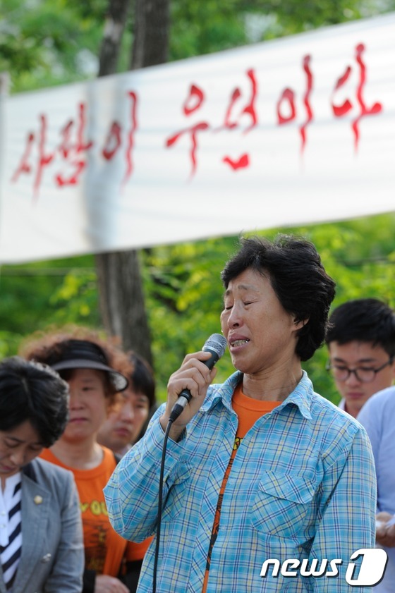 (밀양=뉴스1) 전혜원 기자 = 21일 오후 밀양 부북면 평밭마을에 송전탑 공사 문제로 민주당 원내대표단이 방문한 가운데 마을 주민이 억울한 심정을 호소하고 있다. 2013.5.2 …