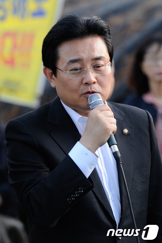(밀양=뉴스1) 전혜원 기자 = 전병헌 민주통합당 원내대표가 21일 오후 밀양 부북면 평밭마을에서 주민들에게 위로의 말을 하고 있다. 2013.5.21/뉴스1