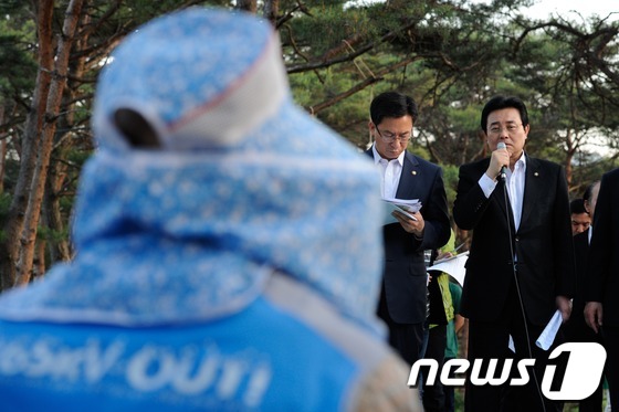 (밀양=뉴스1) 전혜원 기자 = 전병헌 민주통합당 원내대표가 21일 오후 밀양 부북면 평밭마을에서 주민들에게 위로의 말을 하고 있다. 2013.5.21/뉴스1