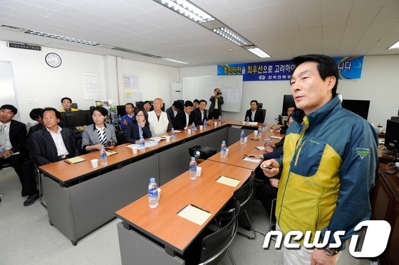 (밀양=뉴스1) 전혜원 기자 = 전병헌 민주통합당 원내대표가 21일 오후 경남 한국전력공사 밀양지사에서 한전 직원에게 경과보고를 듣고 있다. 2013.5.21/뉴스1