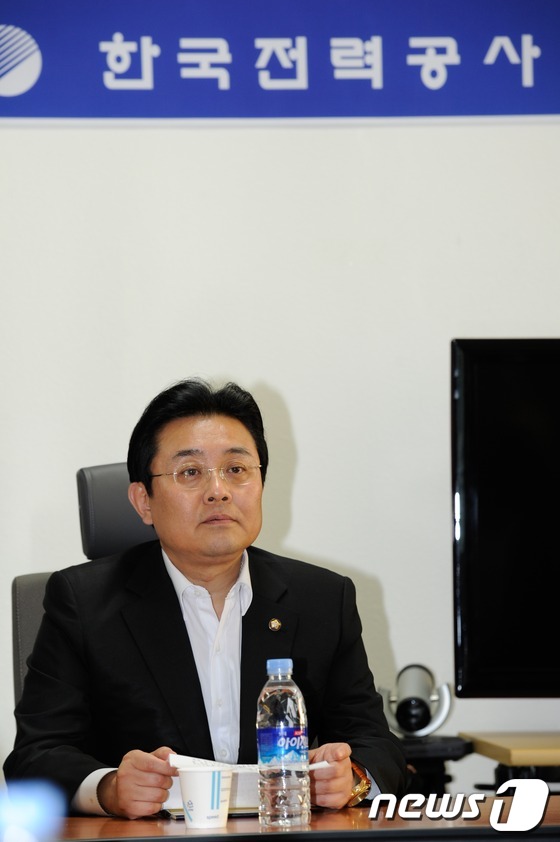 (밀양=뉴스1) 전혜원 기자 = 전병헌 민주통합당 원내대표가 21일 오후 한국전력공사 밀양지사에 방문해 경과보고를 듣고 있다. 2013.5.21/뉴스1