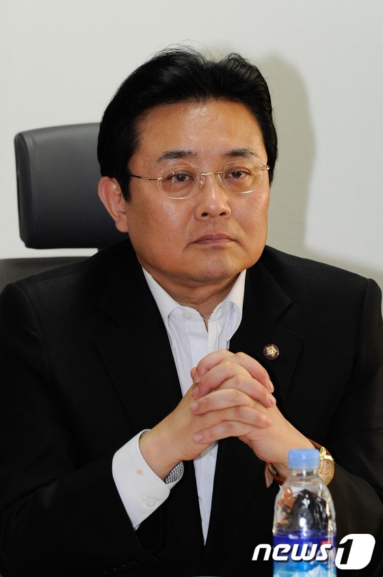 (밀양=뉴스1) 전혜원 기자 = 전병헌 민주통합당 원내대표가 21일 오후 한국전력공사 밀양지사에 방문해 경과보고를 듣고 있다. 2013.5.21/뉴스1