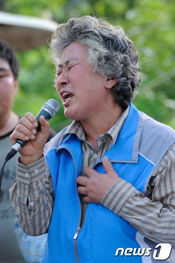 (밀양=뉴스1) 전혜원 기자 = 21일 오후 밀양 부북면 평밭마을에 송전탑 공사 문제로 민주당 원내대표단이 방문한 가운데 마을 주민이 억울함을 호소하고 있다. 2013.5.21/뉴 …