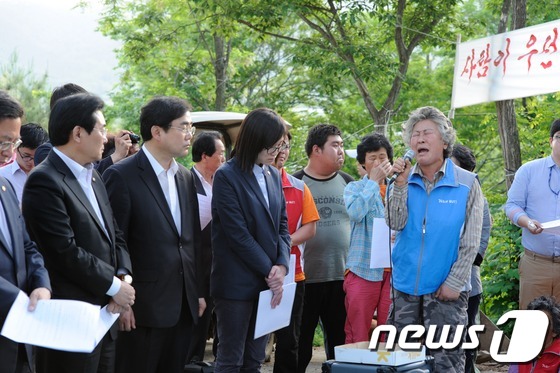 (밀양=뉴스1) 전혜원 기자 = 21일 오후 밀양 부북면 평밭마을에 송전탑 공사 문제로 민주당 원내대표단이 방문한 가운데 마을 주민이 억울함을 호소하고 있다. 2013.5.21/뉴 …