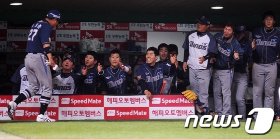 (인천=뉴스1) 이동원 기자 = 21일 오후 인천 문학구장에서 열린 ‘2013 한국야쿠르트 세븐프로야구’ SK와이번스와 NC다이노스의 경기에서 NC 7회초 1사 1루 상황 권희동의 …