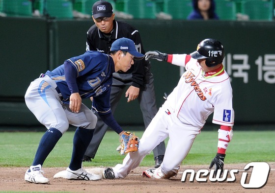 (인천=뉴스1) 이동원 기자 = 21일 오후 인천 문학구장에서 열린 ‘2013 한국야쿠르트 세븐프로야구’ SK와이번스와 NC다이노스의 경기에서 SK 8회말 2사 만루상황 김강민이 …