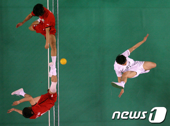 (서울=뉴스1) = 21일 경북 김천 종합스포츠타운 실내체육관에서 열린 제14회 전국 남·여 종별 세팍타크로 대회 고양시청과 부산환경공단 경기에서 고양시청 임안수 선수가 공격을 하 …
