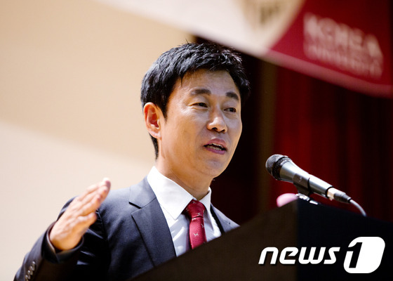 (서울=뉴스1) = 이영돈 PD가 21일 서울 성북구 고려대학교 국제관에서 열린 특강에서 '내 인생의 전환점 - 나를 바꾼 그 때 그 한마디'라는 주제로 강연하고 있다.(고려대 제 …