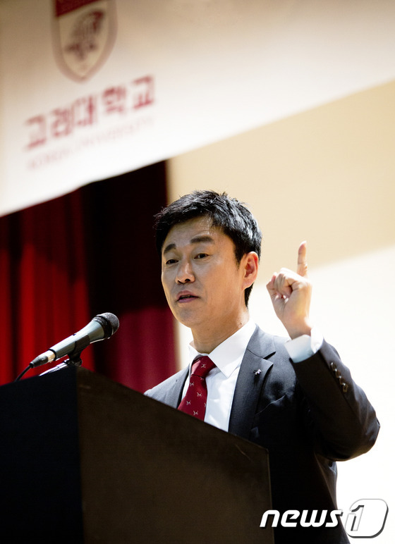 (서울=뉴스1) = 이영돈 PD가 21일 서울 성북구 고려대학교 국제관에서 열린 특강에서 '내 인생의 전환점 - 나를 바꾼 그 때 그 한마디'라는 주제로 강연하고 있다.(고려대 제 …