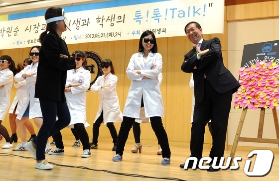 (서울=뉴스1)  = 박원순 서울시장이 21일 서울 성동구 한양여자대학교에서 열린 '원순씨의 서울이야기' 세번째 토크쇼에서 가수 싸이의 젠틀맨 음악에 맞춰 시건방춤을 추고 있다. …