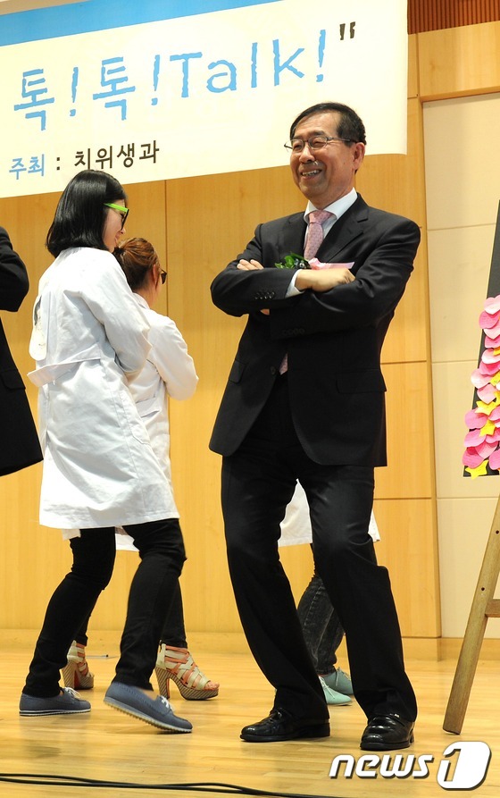 (서울=뉴스1)  = 박원순 서울시장이 21일 서울 성동구 한양여자대학교에서 열린 '원순씨의 서울이야기' 세번째 토크쇼에서 가수 싸이의 젠틀맨 음악에 맞춰 시건방춤을 추고 있다. …