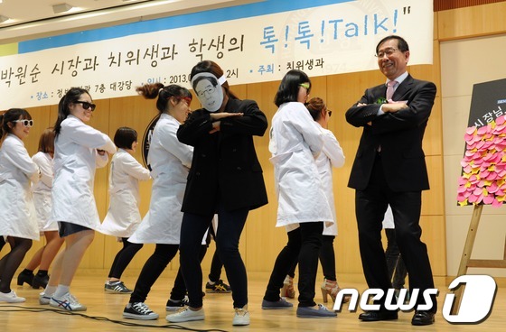 (서울=뉴스1)  = 박원순 서울시장이 21일 서울 성동구 한양여자대학교에서 열린 '원순씨의 서울이야기' 세번째 토크쇼에서 가수 싸이의 젠틀맨 음악에 맞춰 시건방춤을 추고 있다. …