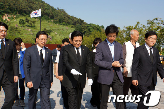 (김해=뉴스1)  = 전병헌 민주당 원내대표가 21일 경남 김해 봉하마을의 고(故) 노무현 전 대통령 묘역 참배를 하고 있다. (전병헌 의원실 제공) 2013.5.21/뉴스1
