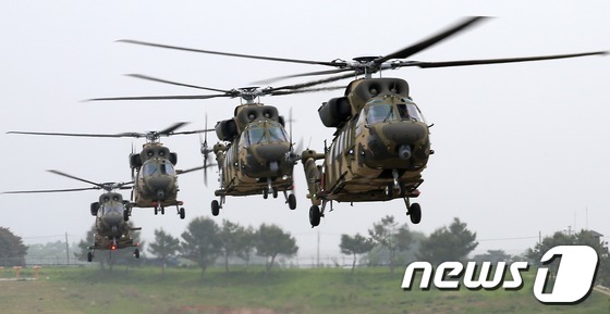 (논산=뉴스1) 한재호 기자 = 육군은 22일 충남 논산 육군항공학교에서 박근혜 대통령이 참석한 가운데 첫 국산 기동헬기 ‘수리온’(KUH-1) 실전배치 전력화 기념행사를 열었다. …