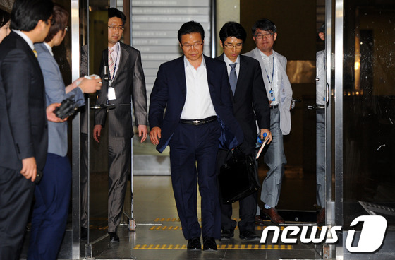 (서울=뉴스1) 양동욱 기자 = 김용판 전 서울지방경찰청장이 22일 새벽 서울 서초동 서울중앙지검에서 소환조사를 마치고 귀가하고 있다. 김 전 청장은 지난해 대선 과정에서 불거진 …