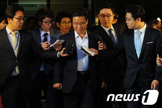 (서울=뉴스1) 양동욱 기자 = 김용판 전 서울지방경찰청장이 22일 새벽 서울 서초동 서울중앙지검에서 소환조사를 마치고 귀가하며 취재진의 질문을 받고 있다. 김 전 청장은 지난해 …