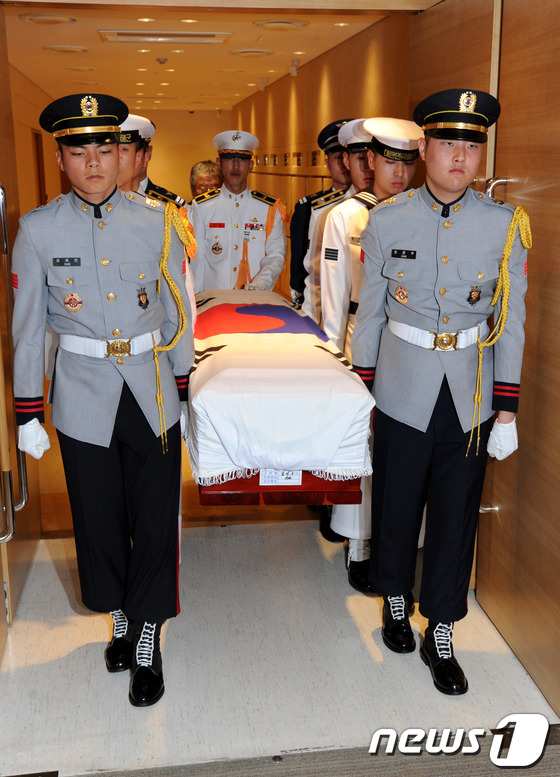 (서울=뉴스1) 박세연 기자 = 22일 오전 서울 강남구 일원동 삼성서울병원 장례식장에서 故 남덕우 전 국무총리 발인식이 엄수되고 있다. 2013.5.22/뉴스1