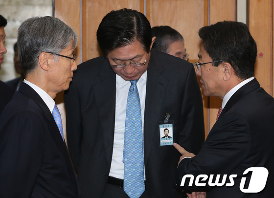 (서울=뉴스1) 송원영 기자 = 22일 오전 서울 여의도 국회 귀빈식당에서 열린 당정회의에서 국회 산업통상자원위 여상규 새누리당 간사(왼쪽)와 윤상직 산업통상부장관, 조환익 한국전 …