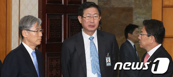 (서울=뉴스1) 송원영 기자 = 22일 오전 서울 여의도 국회 귀빈식당에서 열린 당정회의에서 국회 산업통상자원위 여상규 새누리당 간사(왼쪽)와 윤상직 산업통상부장관(오른쪽), 조환 …