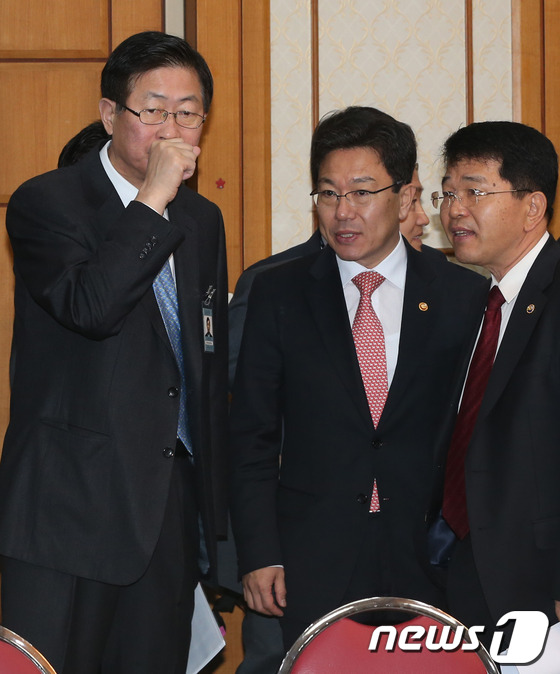 (서울=뉴스1) 송원영 기자 = 22일 오전 서울 여의도 국회 귀빈식당에서 열린 당정회의에서 윤상직 산업통상부장관과(가운데) 조환익 한국전력사장 등이 밀양 송전탑 건설 문제에 대해 …