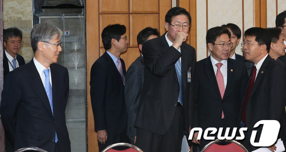 (서울=뉴스1) 송원영 기자 = 22일 오전 서울 여의도 국회 귀빈식당에서 열린 당정회의에서 국회 산업통상자원위 여상규 새누리당 간사(왼쪽)와 윤상직 산업통상부장관, 조환익 한국전 …