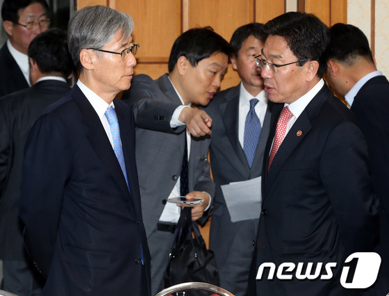 (서울=뉴스1) 송원영 기자 = 22일 오전 서울 여의도 국회 귀빈식당에서 열린 당정회의에서 국회 산업통상자원위 여상규 새누리당 간사(왼쪽)와 윤상직 산업통상부장관이 밀양 송전탑 …