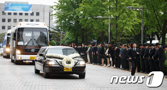 (서울=뉴스1) 유승관 기자 = 한국무역협회 직원들이 22일 오전 서울 강남구 삼성동 한국무역센터를 고별 순례하는 故 남덕우 전 국무총리의 운구차 옆에 도열해 고인의 마지막 길을 …