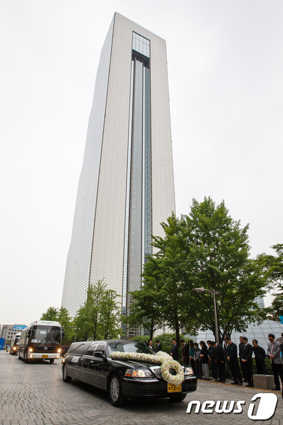 (서울=뉴스1) 유승관 기자 = 故 남덕우 전 국무총리의 운구차가 22일 오전 서울 강남구 삼성동 한국무역센터를 고별 순례하며 영결식이 열리는 국립서울현충원으로 이동하고 있다. 한 …