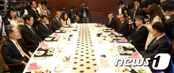 김중수 한국은행 총재를 비롯한 시중은행장들이 22일 오전 서울 중구 남대문로1가 한국은행에서 열린 금융협의회에 앞서 환담하고 있다. 2013.5.22 머니투데이/뉴스1