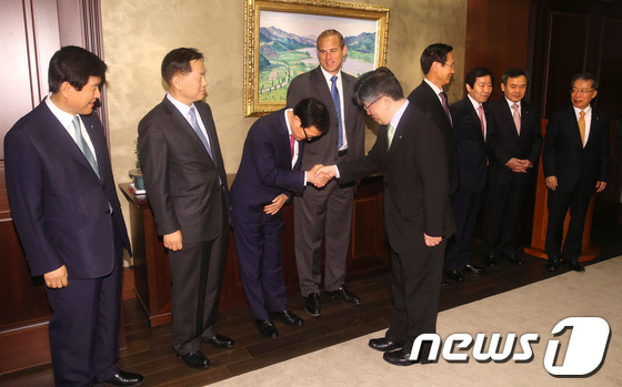 김중수 한국은행 총재가 22일 서울 중구 남대문로1가 한국은행에서 열린 금융협의회에서 은행장들과 악수를 나누고 있다. 2013.5.22 머니투데이/뉴스1