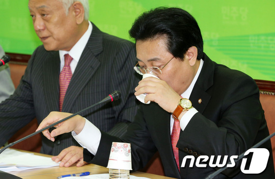(서울=뉴스1) 오대일 기자 = 민주당 전병헌 원내대표가 22일 오전 서울 영등포 민주당사에서 열린 최고위원회의에서 목을 축이고 있다. 2013.5.22/뉴스1