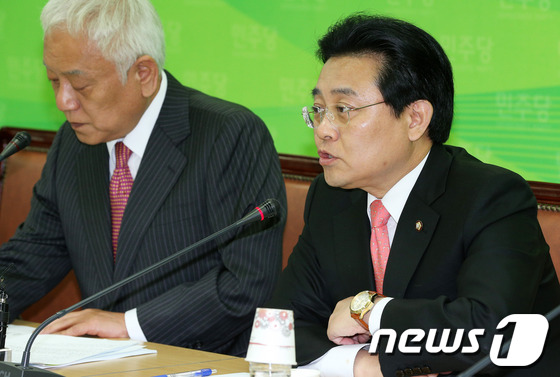 (서울=뉴스1) 오대일 기자 = 민주당 전병헌 원내대표가 22일 오전 서울 영등포 민주당사에서 열린 최고위원회의에서 모두발언을 하고 있다. 2013.5.22/뉴스1
