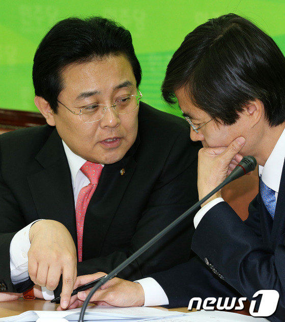 (서울=뉴스1) 오대일 기자 = 민주당 전병헌 원내대표와 조경태 최고위원이 22일 오전 서울 영등포 민주당사에서 열린 최고위원회의에서 대화를 나누고 있다. 2013.5.22/뉴스1 …