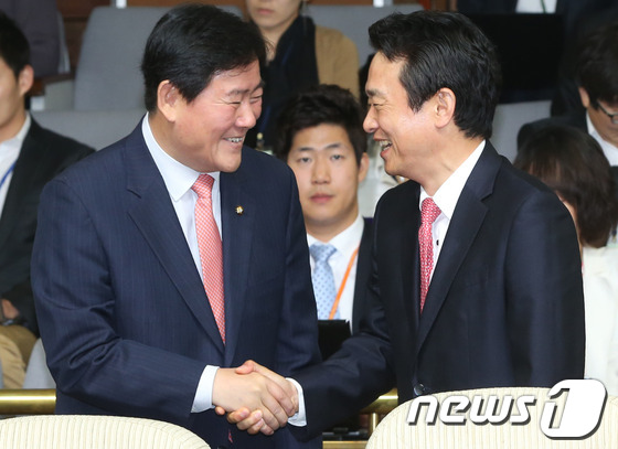 (서울=뉴스1) 송원영 기자 = 최경환 새누리당 원내대표와 남경필 의원이 22일 오전 서울 여의도 국회에서 열린 최고중진회의에서 악수를 하고 있다. 2013.5.22/뉴스1