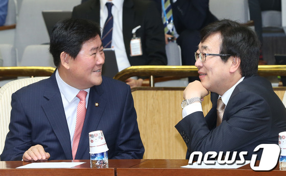 (서울=뉴스1) 송원영 기자 = 최경환 새누리당 원내대표와 서병수 전 사무총장이 22일 오전 서울 여의도 국회에서 열린 최고중진회의에서 악수를 하고 있다. 2013.5.22/뉴스1 …
