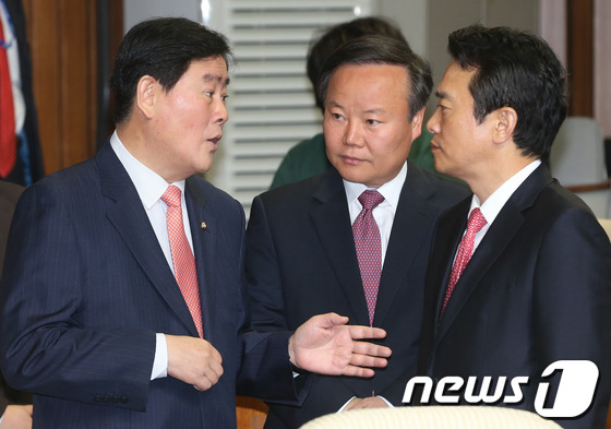 (서울=뉴스1) 송원영 기자 = 최경환 새누리당 원내대표와 남경필 의원, 김재원 전략기획본부장이 22일 오전 서울 여의도 국회에서 열린 최고중진회의에서 대화를 하고 있다. 2013 …