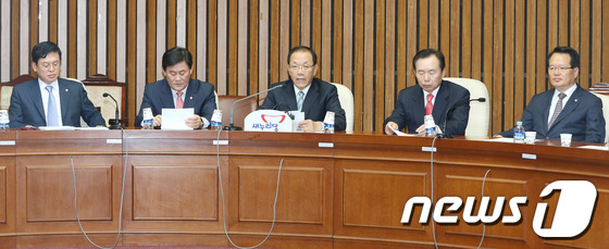 (서울=뉴스1) 송원영 기자 = 황우여 새누리당 대표가 22일 오전 서울 여의도 국회에서 열린 최고중진연석회의에서 모두 발언을 하고 있다. 2013.5.22/뉴스1