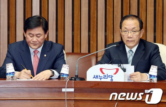 (서울=뉴스1) 송원영 기자 = 황우여 새누리당 대표가 22일 오전 서울 여의도 국회에서 열린 최고중진연석회의에서 사회적 논란으로 떠오른 이른바 '갑(甲)의 횡포'와 관련, "한쪽 …