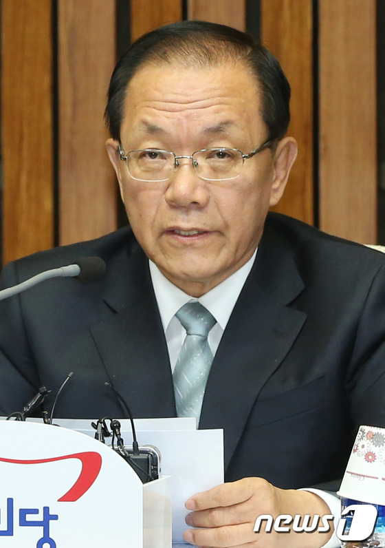 (서울=뉴스1) 송원영 기자 = 황우여 새누리당 대표가 22일 오전 서울 여의도 국회에서 열린 최고중진연석회의에서 사회적 논란으로 떠오른 이른바 '갑(甲)의 횡포'와 관련, "한쪽 …