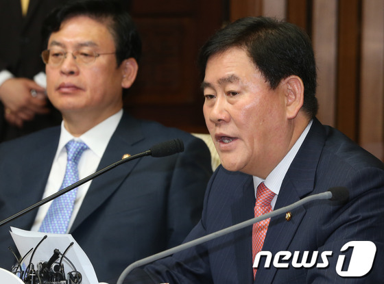 (서울=뉴스1) 송원영 기자 = 최경환 새누리당 원내대표가 22일 오전 서울 여의도 국회에서 열린 최고중진연석회의에서 발언을 하고 있다. 2013.5.22/뉴스1