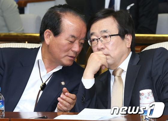 (서울=뉴스1) 송원영 기자 = 새누리당 서병수 의원과 정갑윤 의원이 22일 오전 서울 여의도 국회에서 열린 최고중진연석회의에서 대화를 하고 있다. 2013.5.22/뉴스1