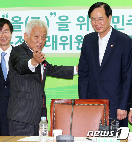 (서울=뉴스1) 오대일 기자 = 민주당 김한길 대표가 22일 오전 서울 영등포 민주당사에서 열린 공정거래위원회 업무보고 간담회에서 노대래 공정거래위원장에게 자리를 권하고 있다. 2 …