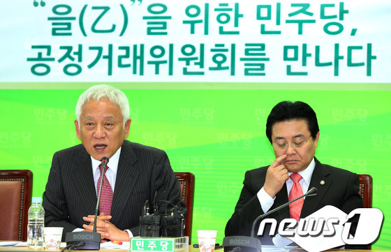 (서울=뉴스1) 오대일 기자 = 민주당 김한길 대표가 22일 오전 서울 영등포 민주당사에서 열린 공정거래위원회 업무보고 간담회에서 모두발언을 하고 있다. 2013.5.22/뉴스1