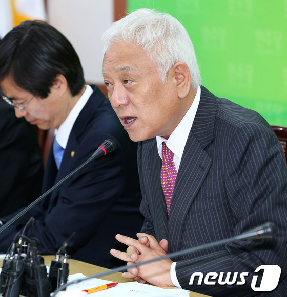 (서울=뉴스1) 오대일 기자 = 민주당 김한길 대표가 22일 오전 서울 영등포 민주당사에서 열린 공정거래위원회 업무보고 간담회에서 모두발언을 하고 있다. 2013.5.22/뉴스1