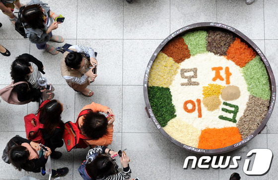 (서울=뉴스1) 안은나 기자 = 이화여대 창립 127주년 대동제 첫날인 22일 오전 서울 서대문구 대현동 이화여자대학교 학생문화관에서 학생들이 '이화인 한솥밥 먹기' 행사 전 30 …