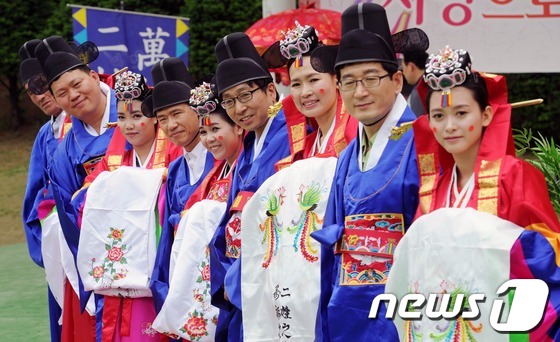 (서울=뉴스1) 손형주 기자 = 22일 오전 서울 서초구 서초문화예술공원 야외공연장에서 열린 다문화 가정 5쌍을 위한 HELLO KOREA 전통혼례식에서 결혼식을 올린 신랑신부들이 …